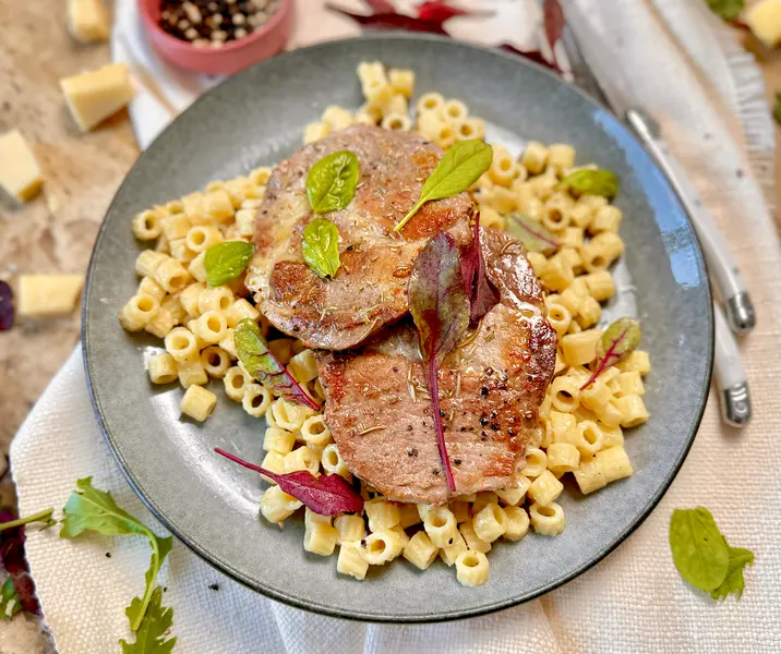 Lomo vetado de cerdo con pasta dedalitos y salsa cacho e’ pepe