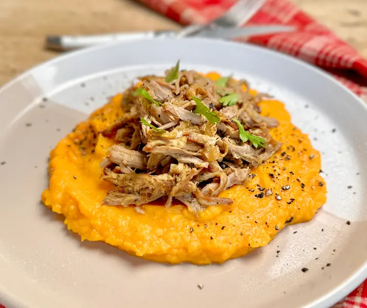 Costillar deshuesado a las finas hierbas con crema de porotos granados