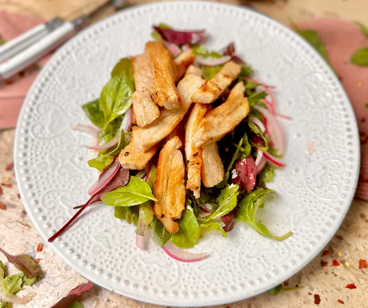 Malaya a la plancha con ensalada de perejil, rúcula y cebolla encurtida
