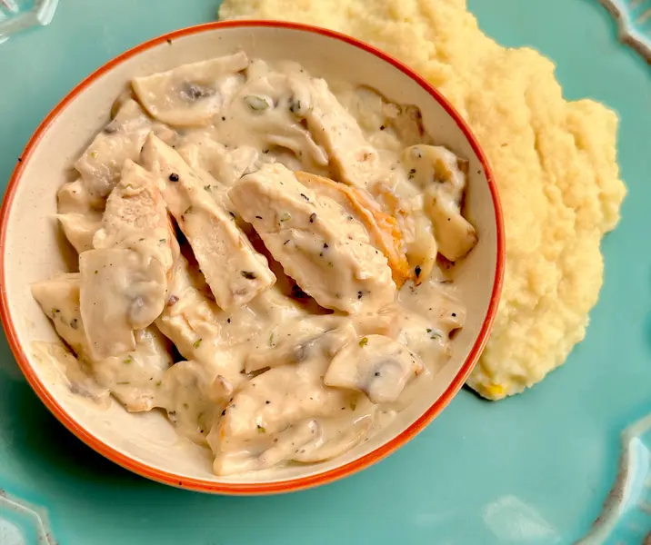 Pollo al champiñón con puré de papas