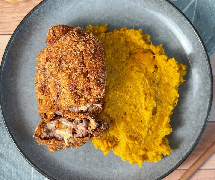 Escalopa jamón y queso con puré de camote