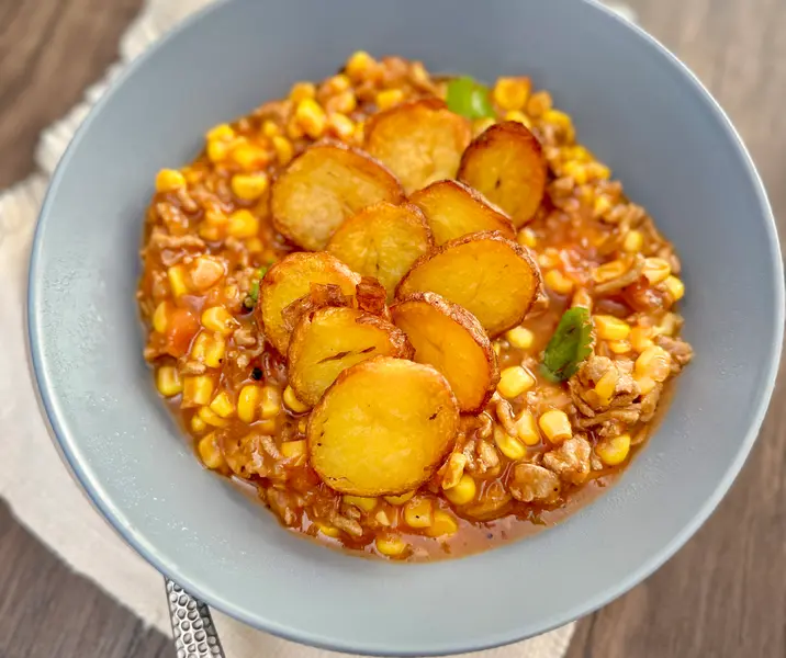 Tomaticán con papas doradas