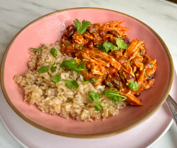 Chili de porotos rojos con pollo desmechado y arroz integral
