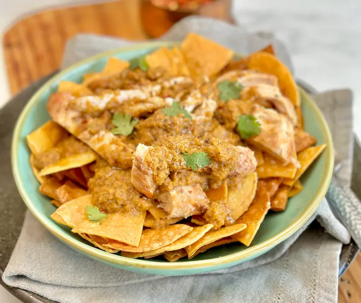 Chilaquiles con pollo asado y salsa mexicana
