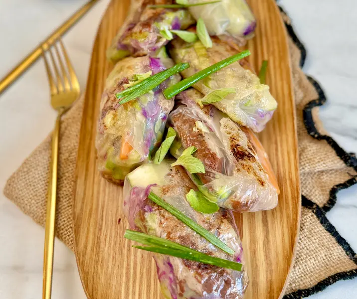 Spring rolls crocantes de plateada de cerdo agridulce con vegetales