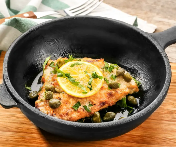 Pollo a la alcaparra con puré de papas