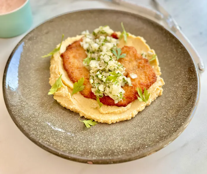 Milanesas de cerdo con puré de garbanzos y chimichurri casero