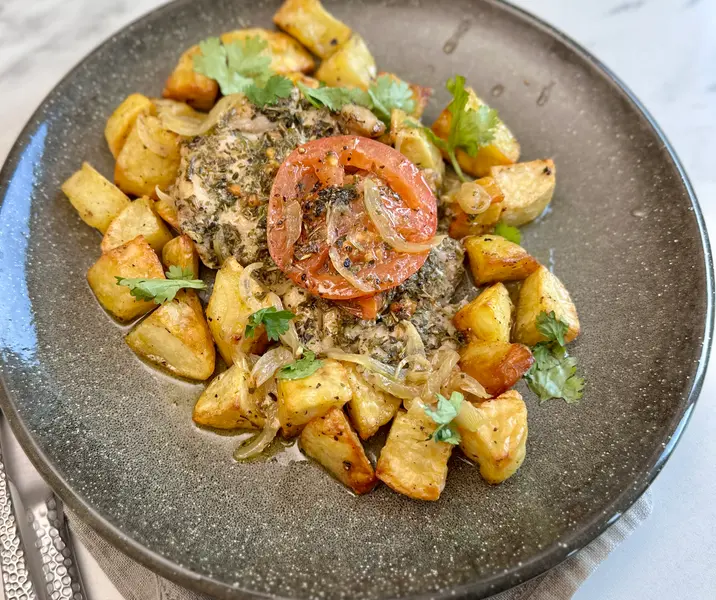 Pescado en saco a las finas hierbas con papas asadas