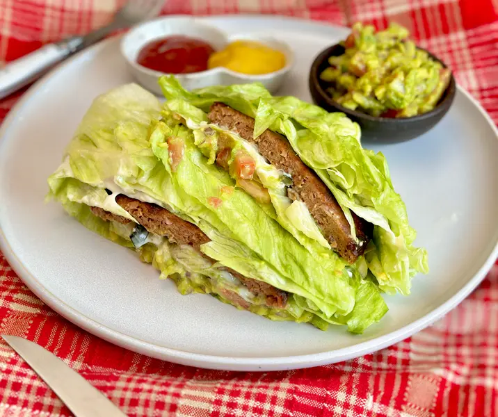 Hamburguesa vegetal en wrap de lechuga y guacamole