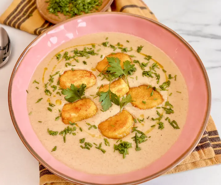 Crema de cebolla caramelizada con nuggets spicy