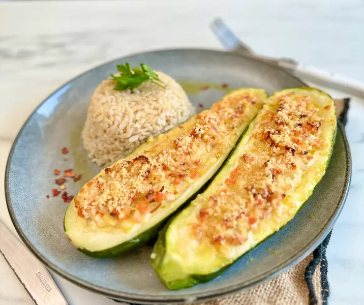 Zapallito italiano relleno de pino cremoso de jamón de pavo con arroz integral