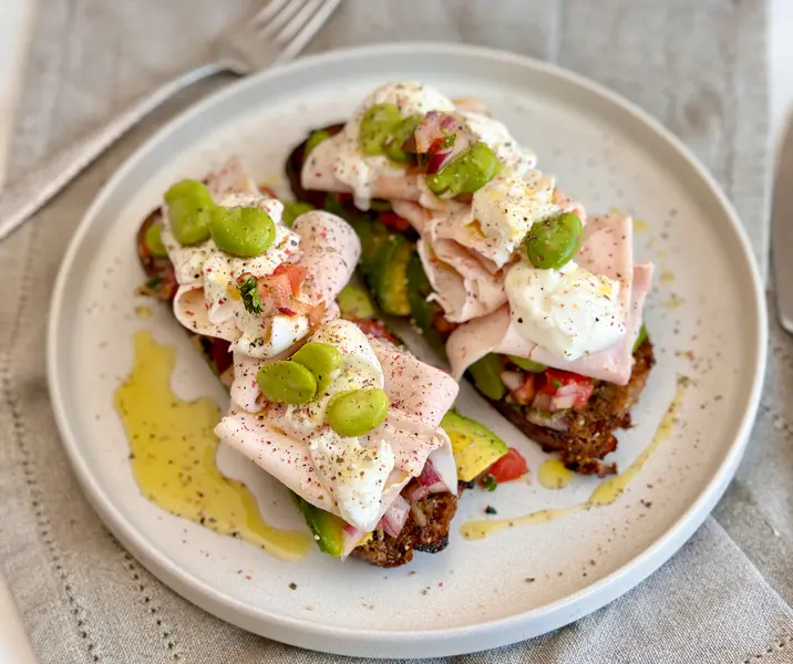 Bruschetta de pechuga de pavo cocida con mozzarella tropical