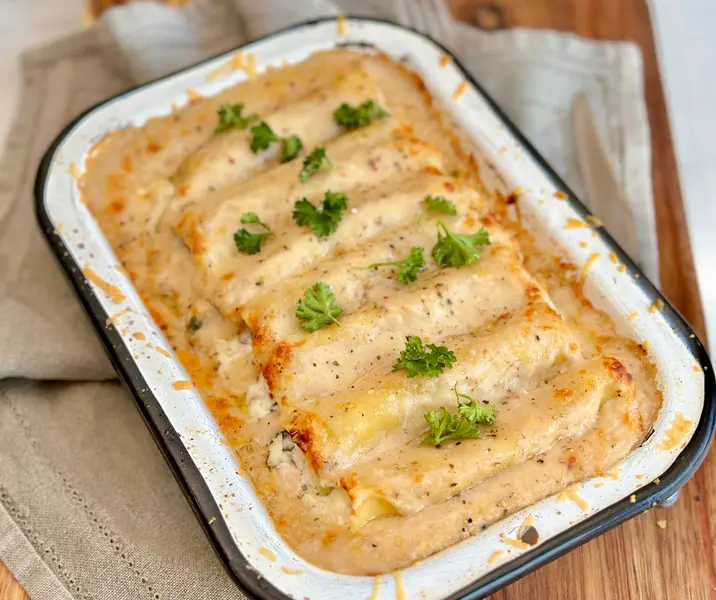 Cannelloni relleno con pasta de pavo ricota y salsa dorada