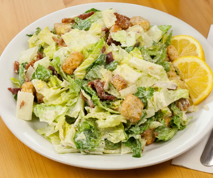 Lechuga con papas y tocino