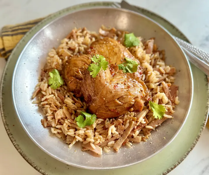 Pavo marinado en miel acompañado de arroz con tocino