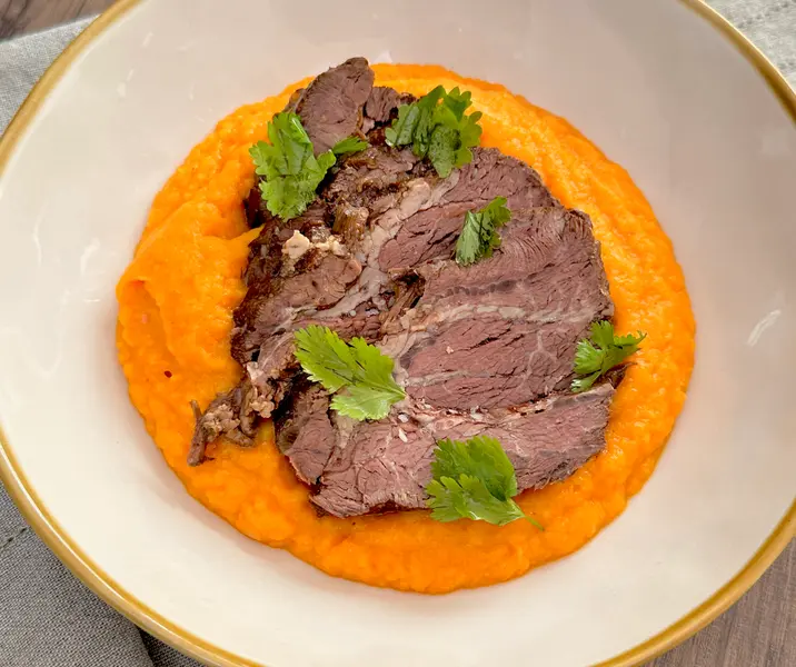 Carne al jugo con puré de zapallo