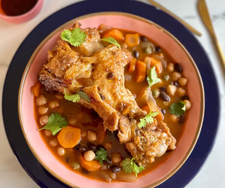 Cocimiento de pavo con garbanzos y porotos negros