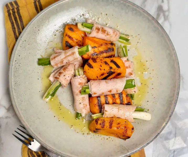 Cebollines envueltos en jamón de pavo a la parrilla con zapallo asado