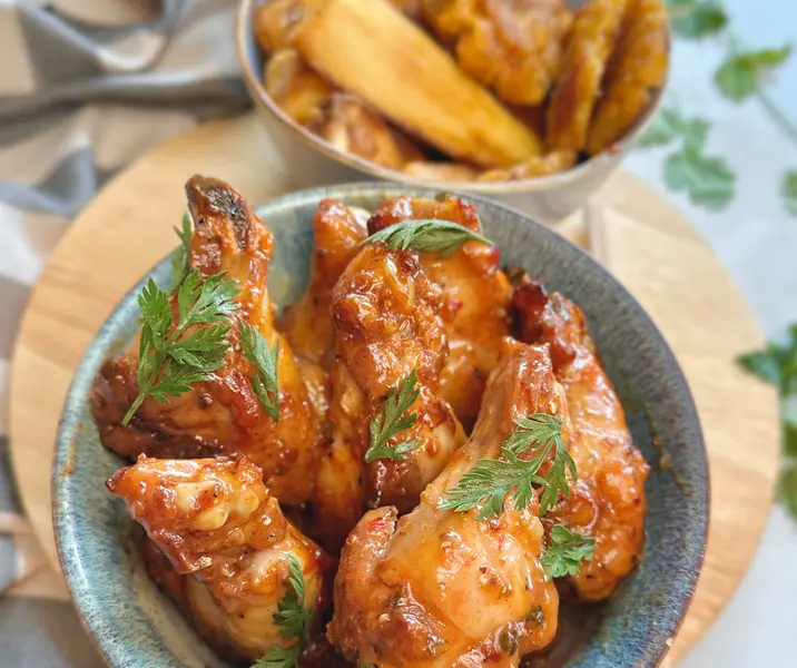 Alitas de pavo asadas agridulces con yuca frita y plátano maduro