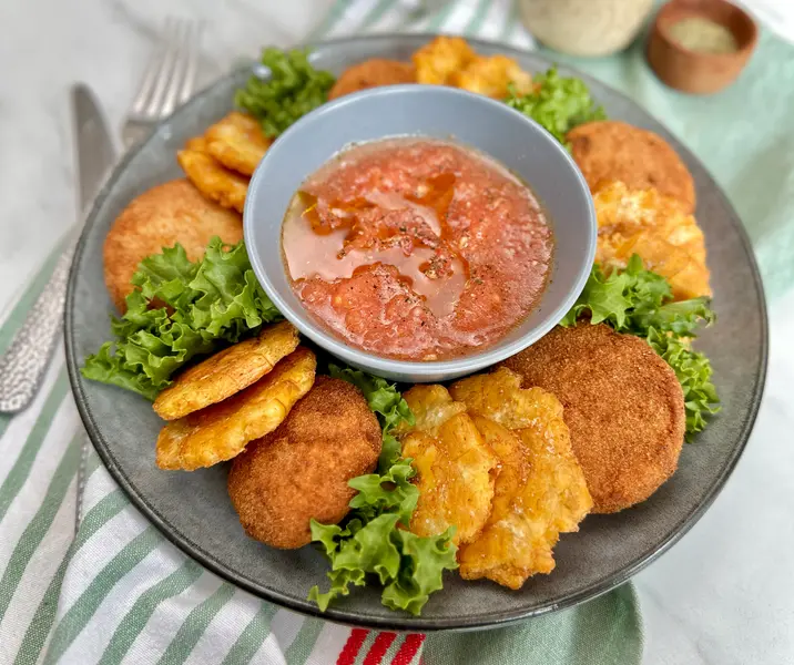 Croquetas de jamón de pavo acaramelado con tomate rallado y patacones