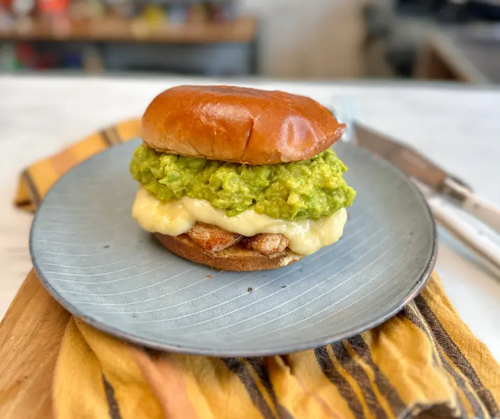 Sándwich barros luco con pavo y palta