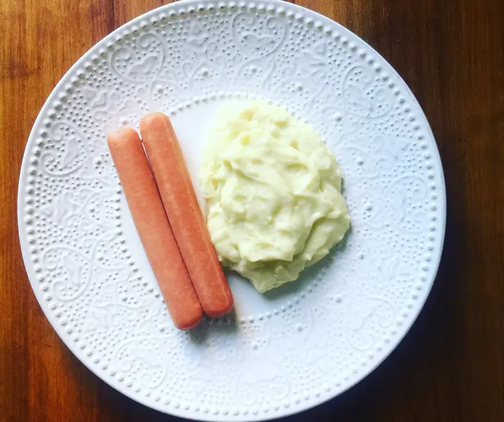 Puré de papas con salchichas