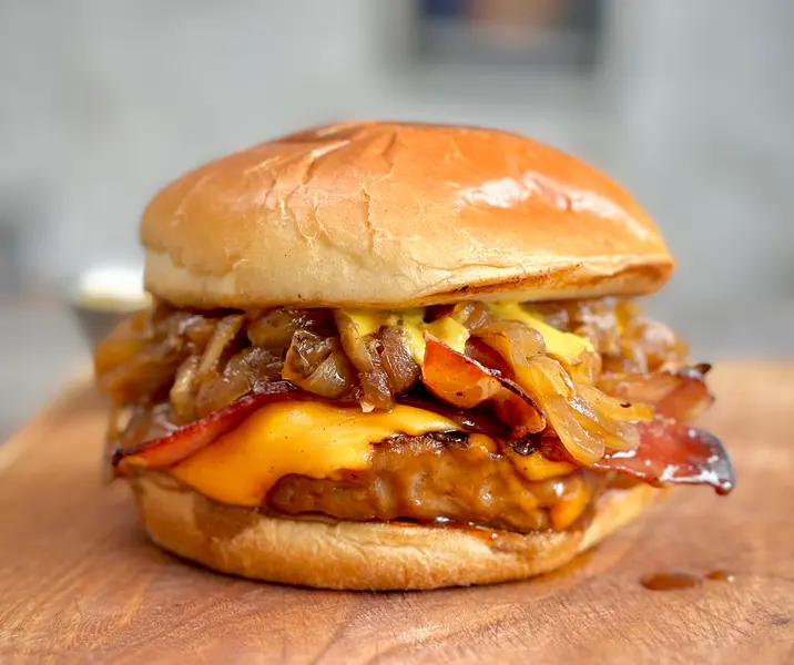 Hamburguesa bacon cheese con cebolla caramelizada