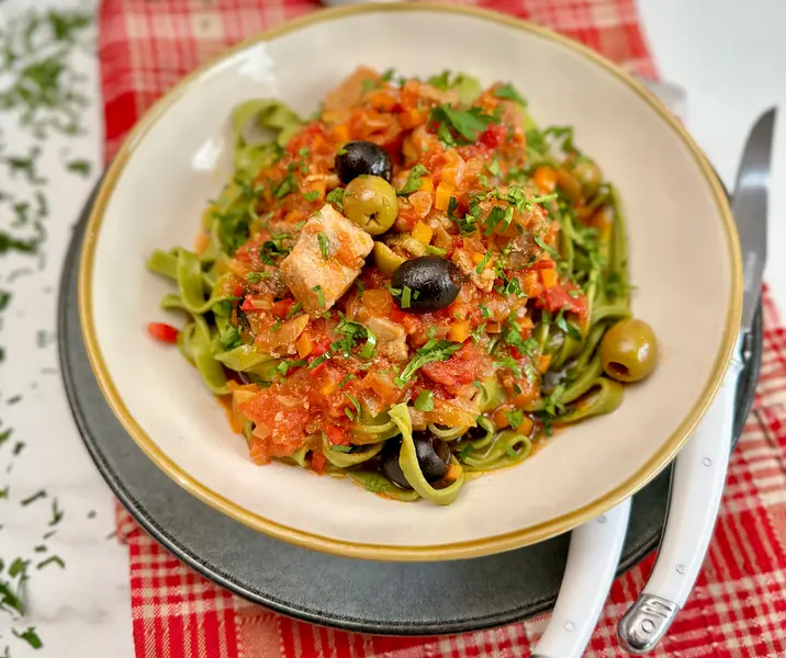 Pasta con cerdo a la putanesca