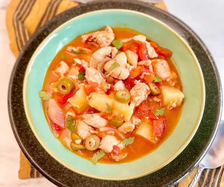 Guiso de pollo con tomate y aceitunas sevillanas
