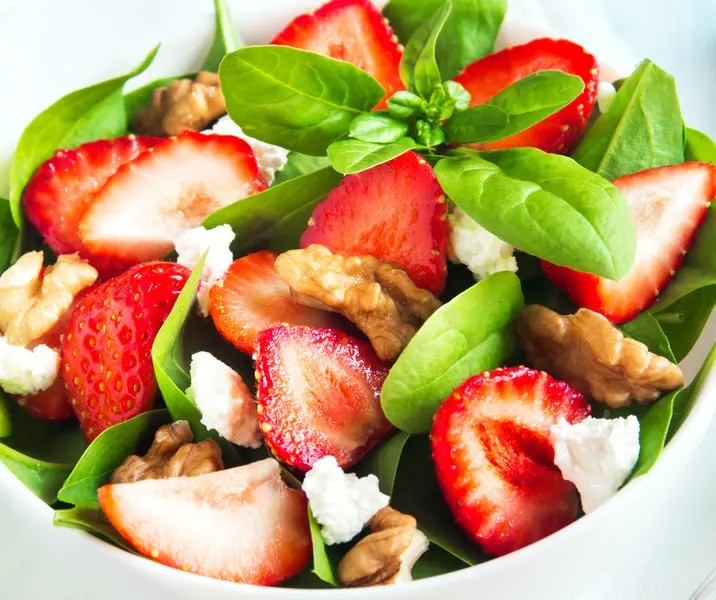 Ensalada de espinacas, frutillas y nueces