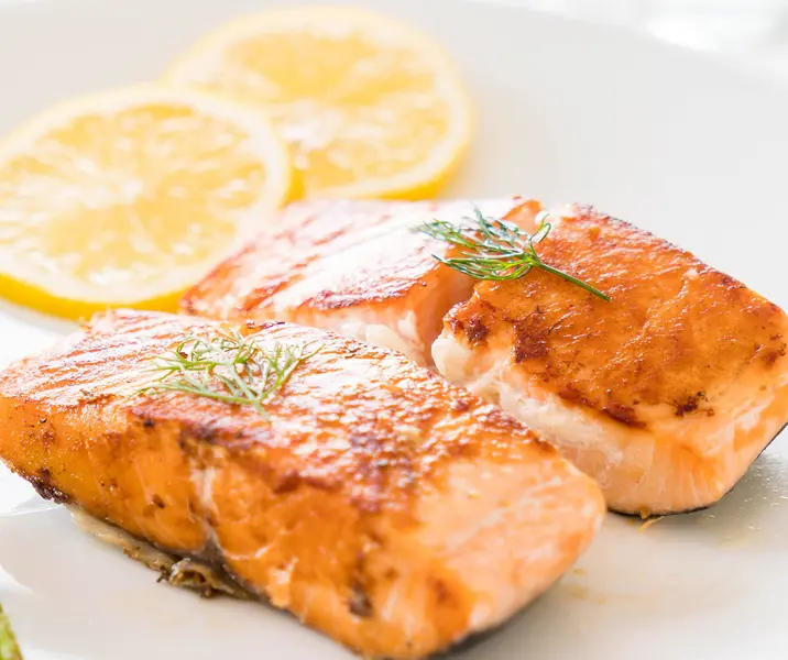 Salmón a la parrilla con limón y eneldo