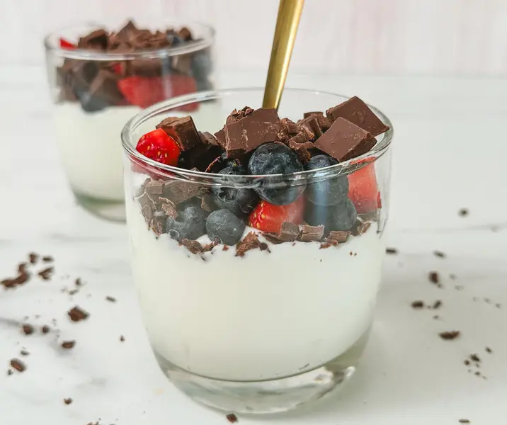 Yogurt con chocolate alto en cacao y frutos rojos