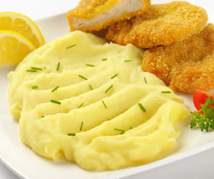 Puré de papas con nuggets de pollo