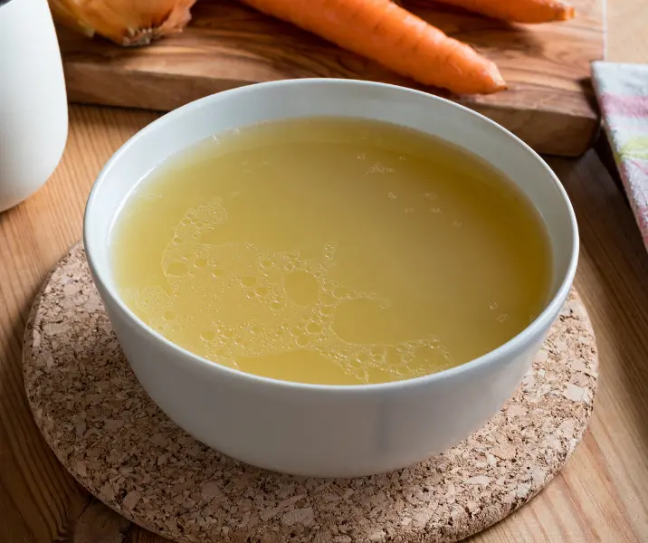 Caldo de pollo con jengibre y limón