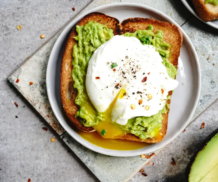 Tostadas de palta y huevo