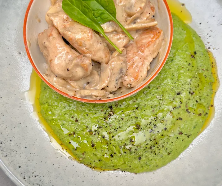 Pollo al champiñón con puré de brócoli
