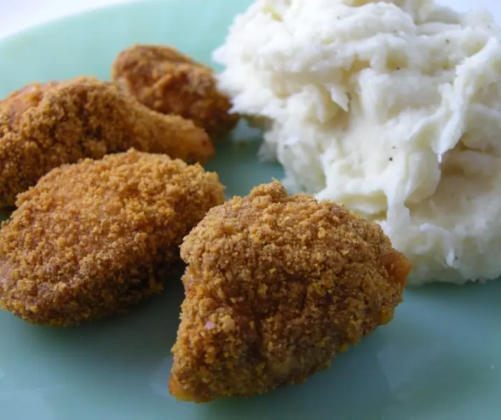 Puré de papas con nuggets de pollo fácil
