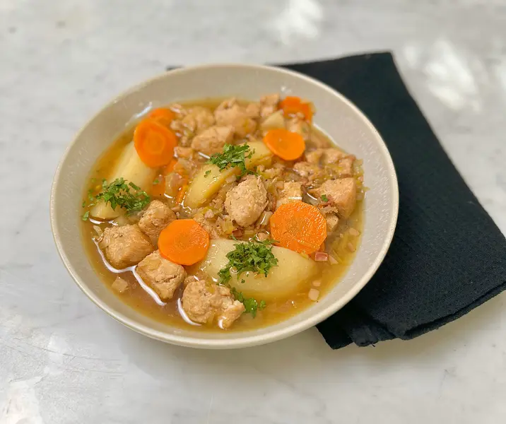 Estofado de pollo al vino blanco