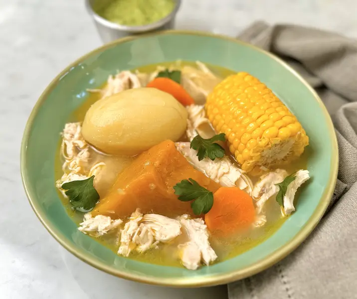 Cazuela desmechada de pollo con salsa verde