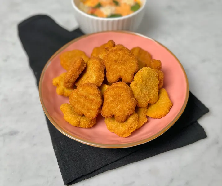 Nuggets de pollo con salsa cheese tomato
