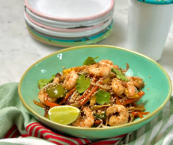 Tallarines salteados con verduras y camarones indonesio - mee goreng