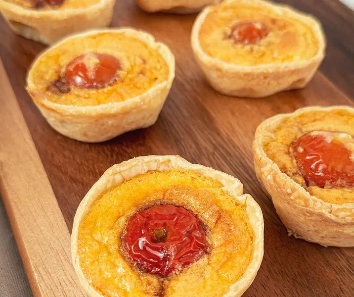 Mini quiche de tomates confitados y queso crema