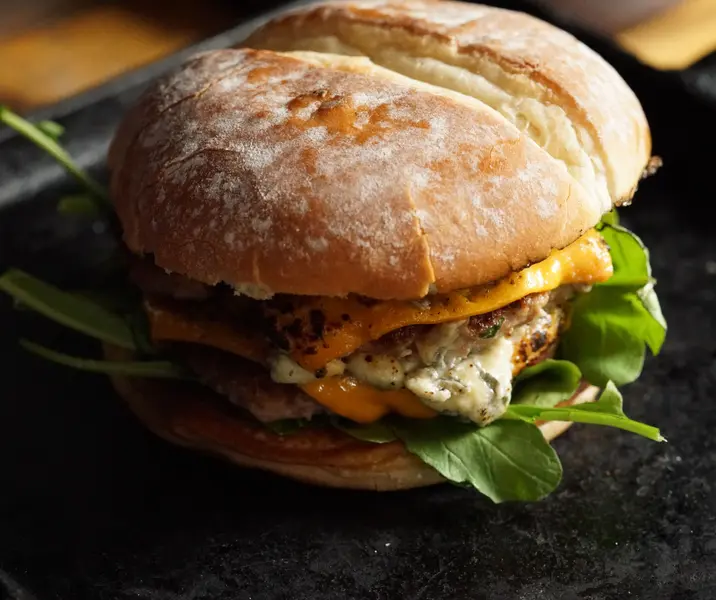 Hamburguesa con mix de chorizo, queso azul, cheddar y rúcula