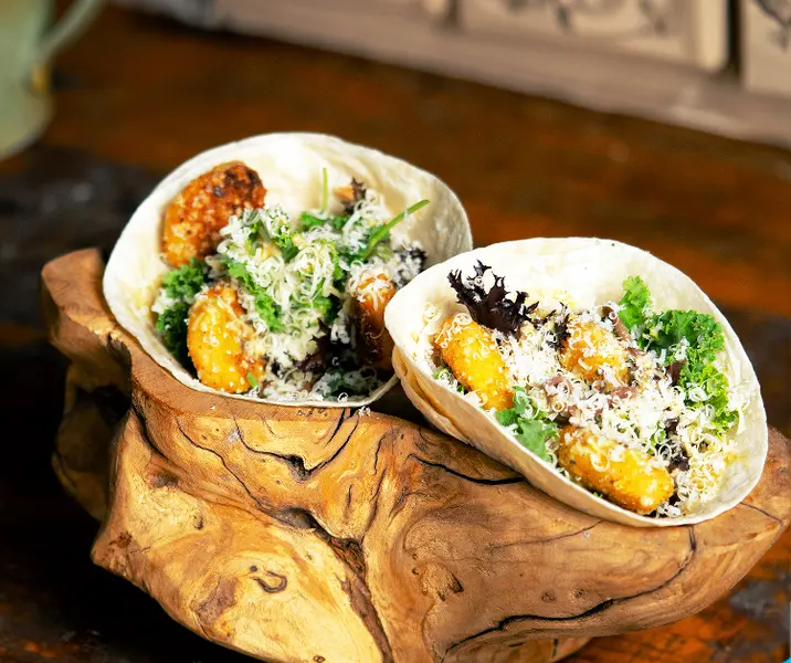 Tacos de ensalada césar con nuggets spicy