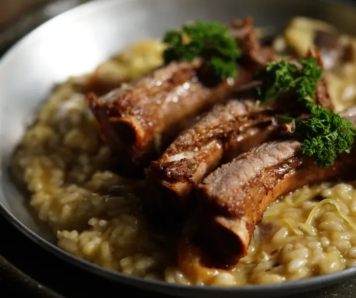 Risotto de zapallo cremoso con costillas baby back ribs