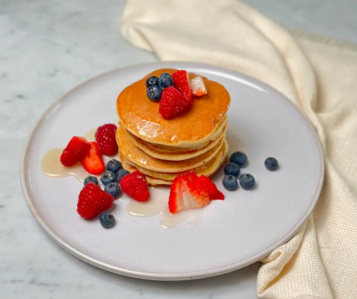 Pancakes con syrup y fruta