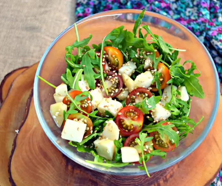 Ensalada verde con endibias, sésamo y quesillo