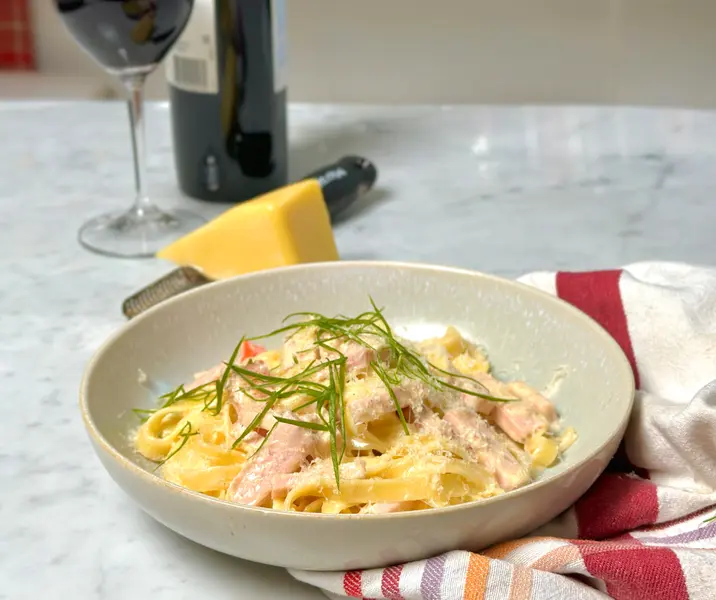 Pasta con salsa alfredo de jamón de pavo