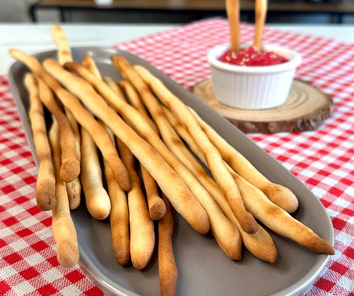 Grisines y hummus de betarraga