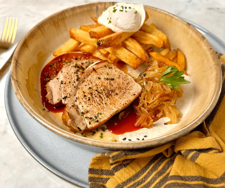 Medallón de cerdo a lo pobre con huevo pochado